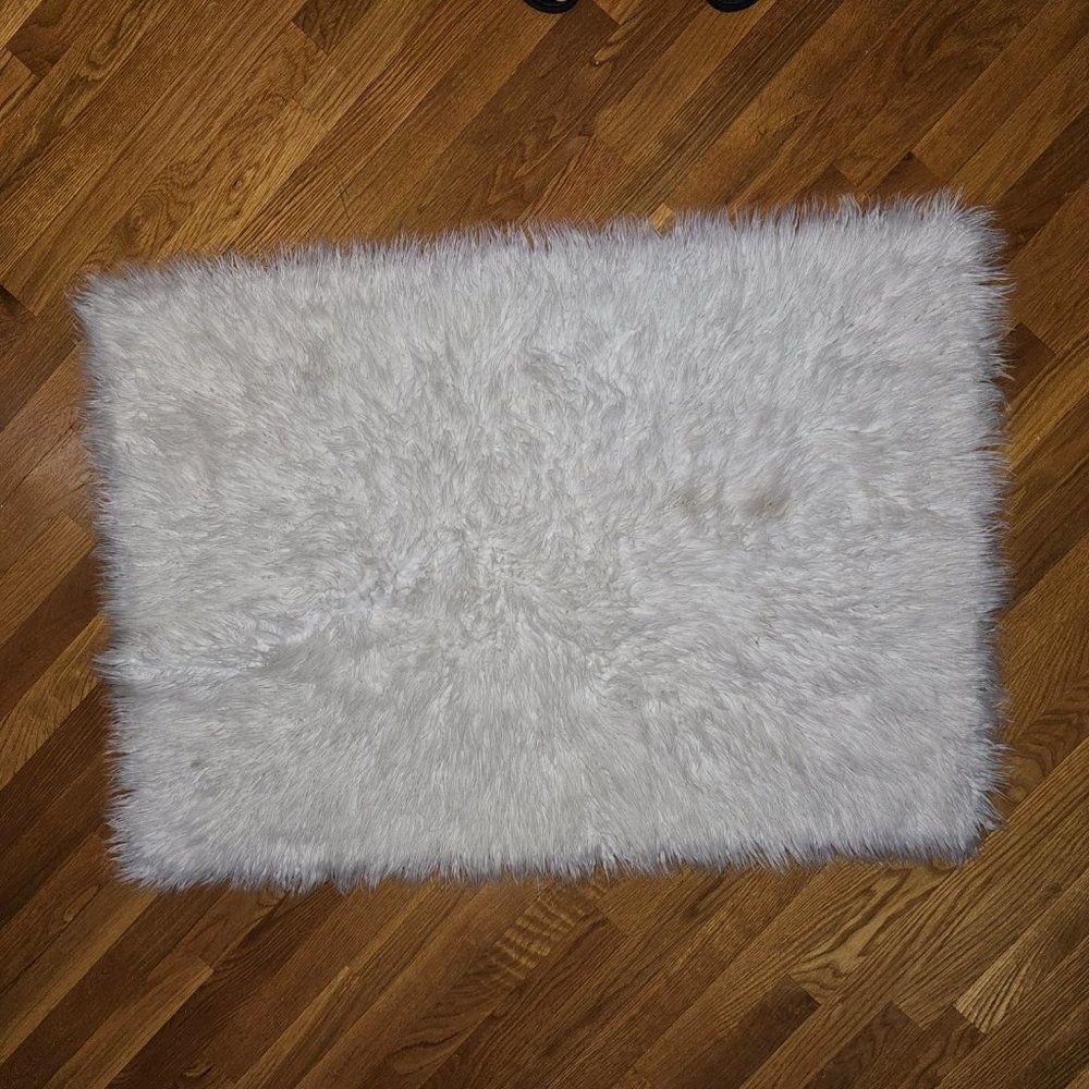 Silhouette Home Accent Faux Fur Sheepskin White Fluffy Rug Size 29" x 42" - Picture 5 of 9
